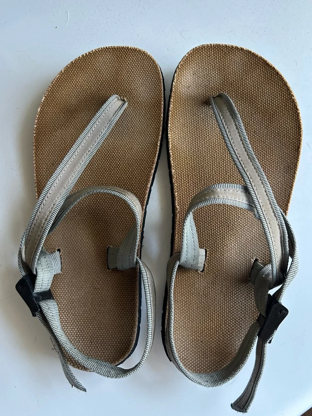 Earth Runners Alpha Sandals Women’s 7.5 in Charcoal Gray - Picture 2 of 6